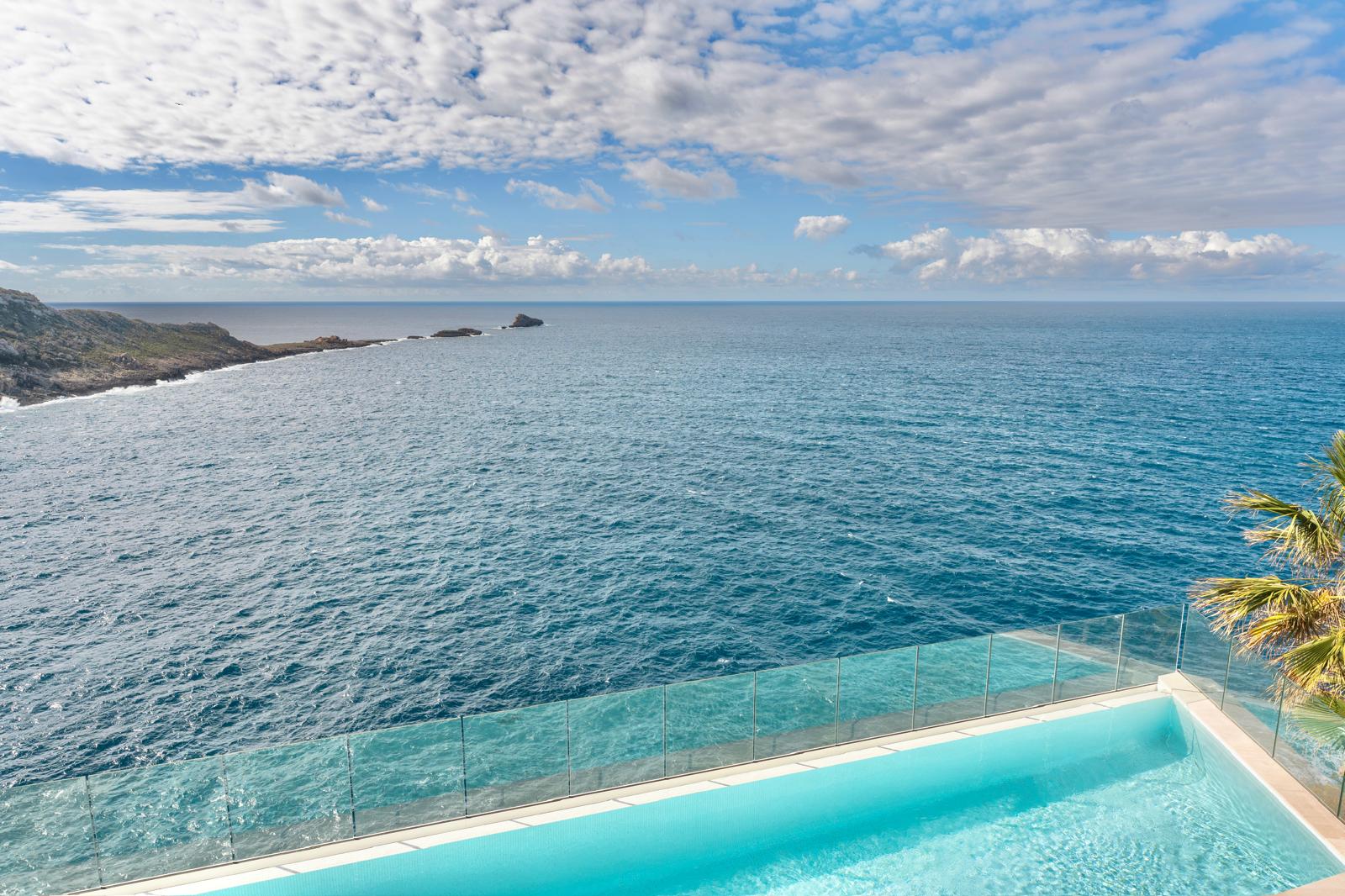 Exceptional villa on the seafront in front of the Toro marine reserve, next to Port Adriano